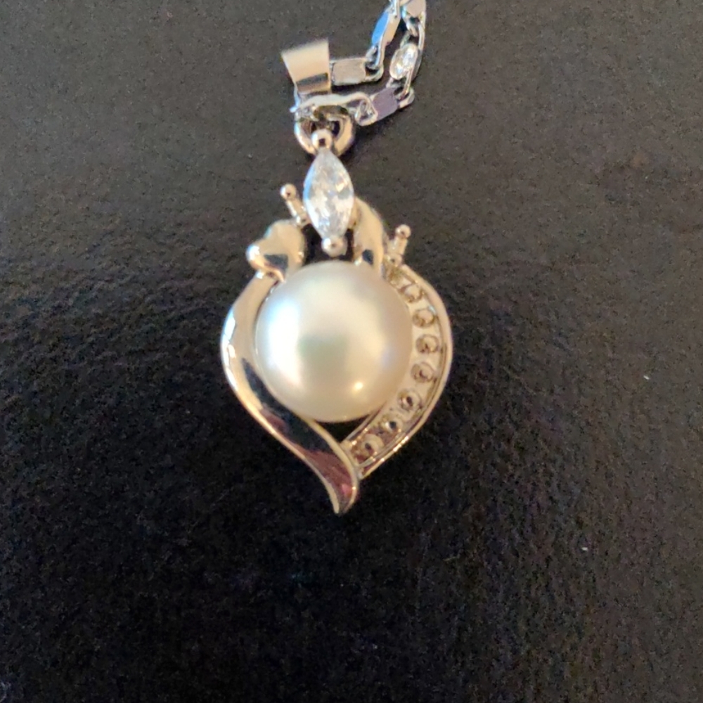 Synthetic Pearl Pendant Necklace